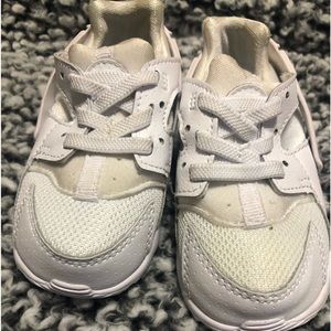 - [ ] Huarache (white) Sz: 4c